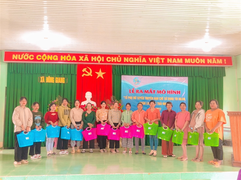 Hội LHPN xã Đông Giang ra mắt mô hình “Tổ phụ nữ tuyên truyền phòng, chống rác thải nhựa” và tặng giỏ xách đi chợ