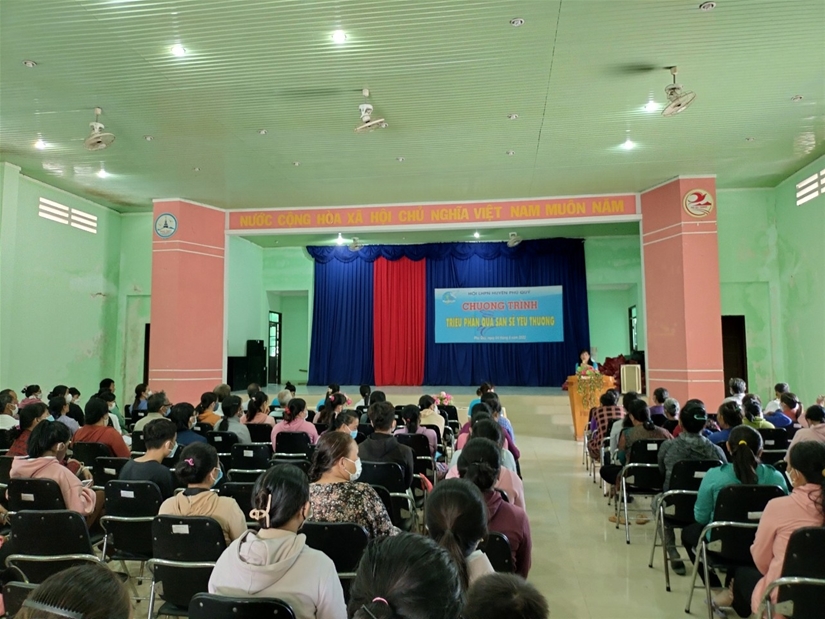 Đ/c Bùi Thị Kim Huê – Chủ tịch Hội LHPN huyện phát biểu tại chương trình 