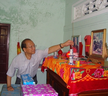 Đồng chí Bí thư Tỉnh ủy thăm gia đình các đồng chí lãnh đạo tiền nhiệm của huyện Phú Quý