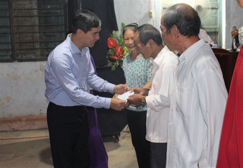 đồng chí Dương Văn An - Phó Bí thư Tỉnh ủy tặng quà cho nhân dân thôn 2 