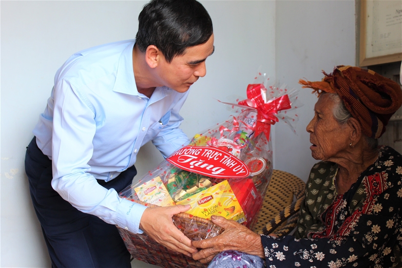 Đồng chí Dương Văn An - Phó Bí thư Tỉnh ủy tặng quà cho Đảng viên cao tuổi đảng