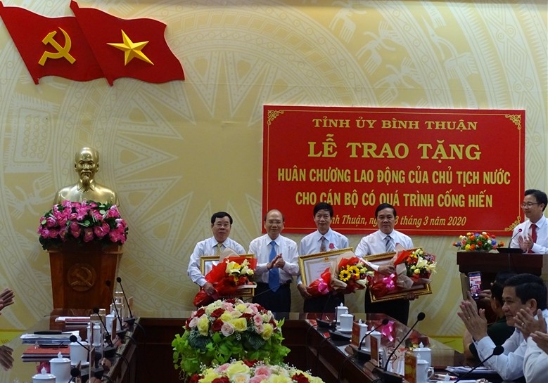Đồng chí Nguyễn Mạnh Hùng được ủy nhiệm của Chủ tịch Nước trao tặng Huân chương Lao động hạng Nhì cho các đồng chí