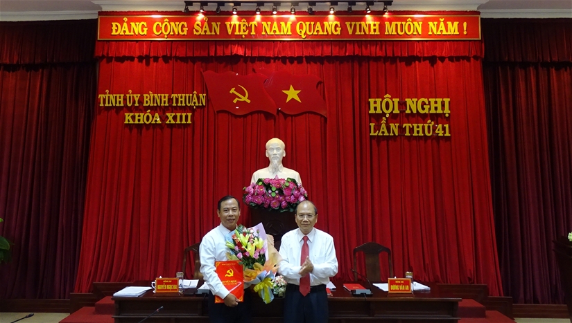 Đồng chí Nguyễn Mạnh Hùng trao Quyết định cho đồng chí Nguyễn Phú Hoàng
