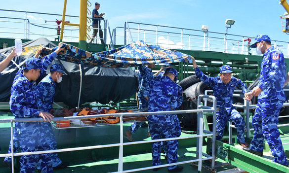 Hình ảnh về cứu hộ ngư dân bị nạn trong vụ chìm tàu cá xảy ra vào ngày 10/7