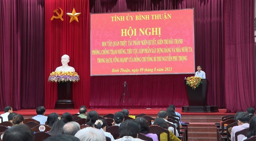 Đồng chí Nguyễn Hoài Anh - Phó Bí thư Thường trực Tỉnh ủy phát biểu tại Hội nghị