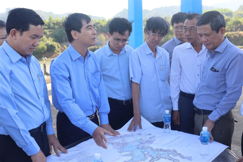 Đồng chí Bí thư Tỉnh ủy thăm tại công trình đập dâng Tà Pao (Tánh Linh)